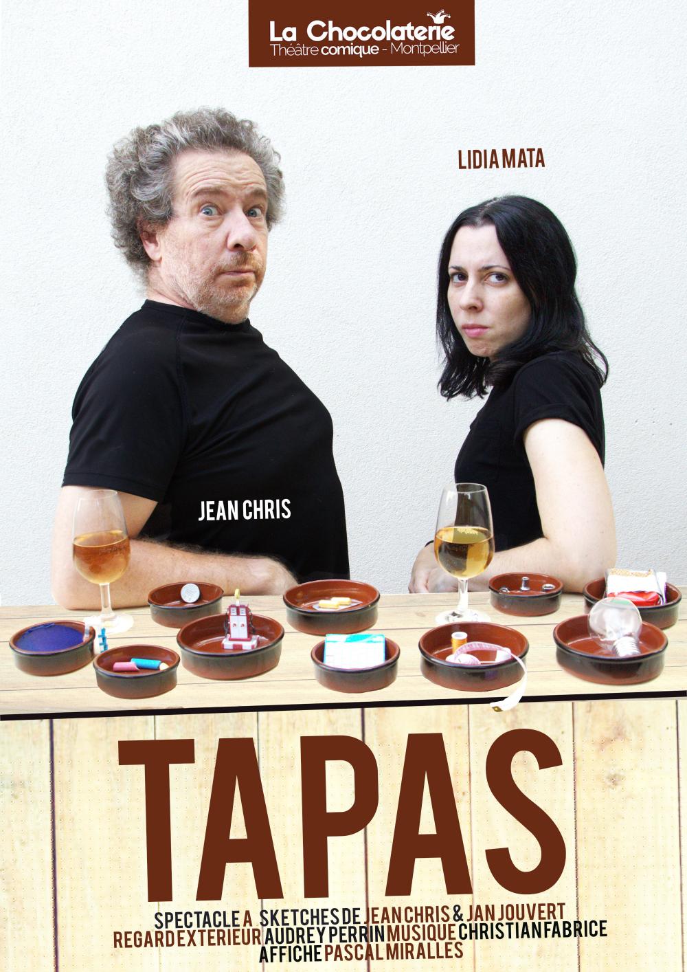 Affiche Tapas, Jean Chris et Lidia accoudés à un bar, des tapas devant eux